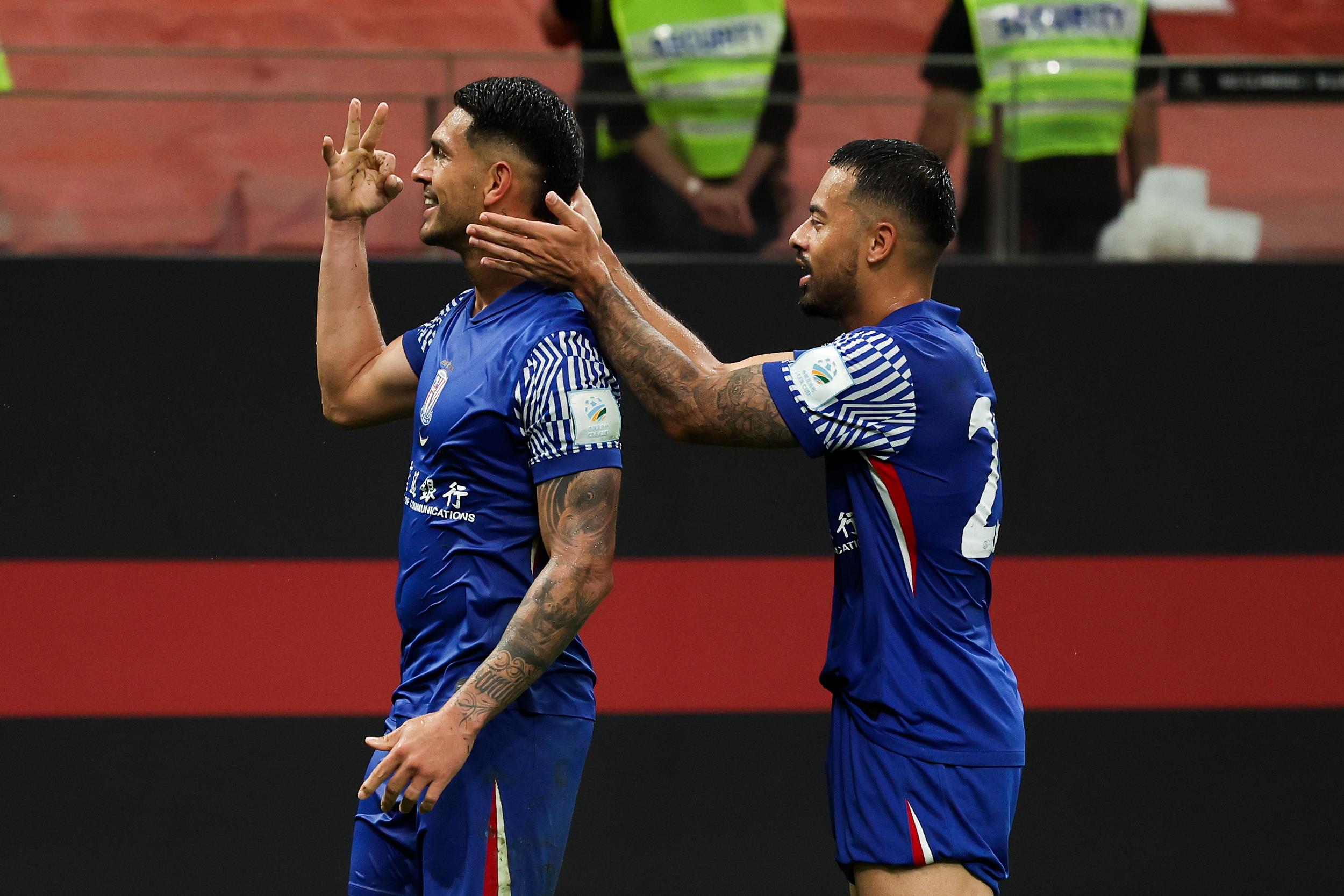 Cột mốc! Luiz trở thành cầu thủ đầu tiên ghi hat-trick trong trận derby Thượng Hải