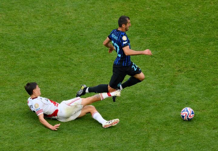 Hậu vệ của River Plate đã trải qua một trận đấu ác mộng: anh đã va chạm với Lautaro và bị đuổi khỏi sân vì phạm lỗi thô bạo