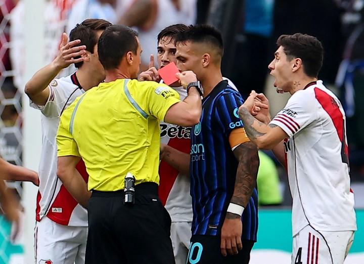 Hậu vệ của River Plate đã trải qua một trận đấu ác mộng: anh đã va chạm với Lautaro và bị đuổi khỏi sân vì phạm lỗi thô bạo