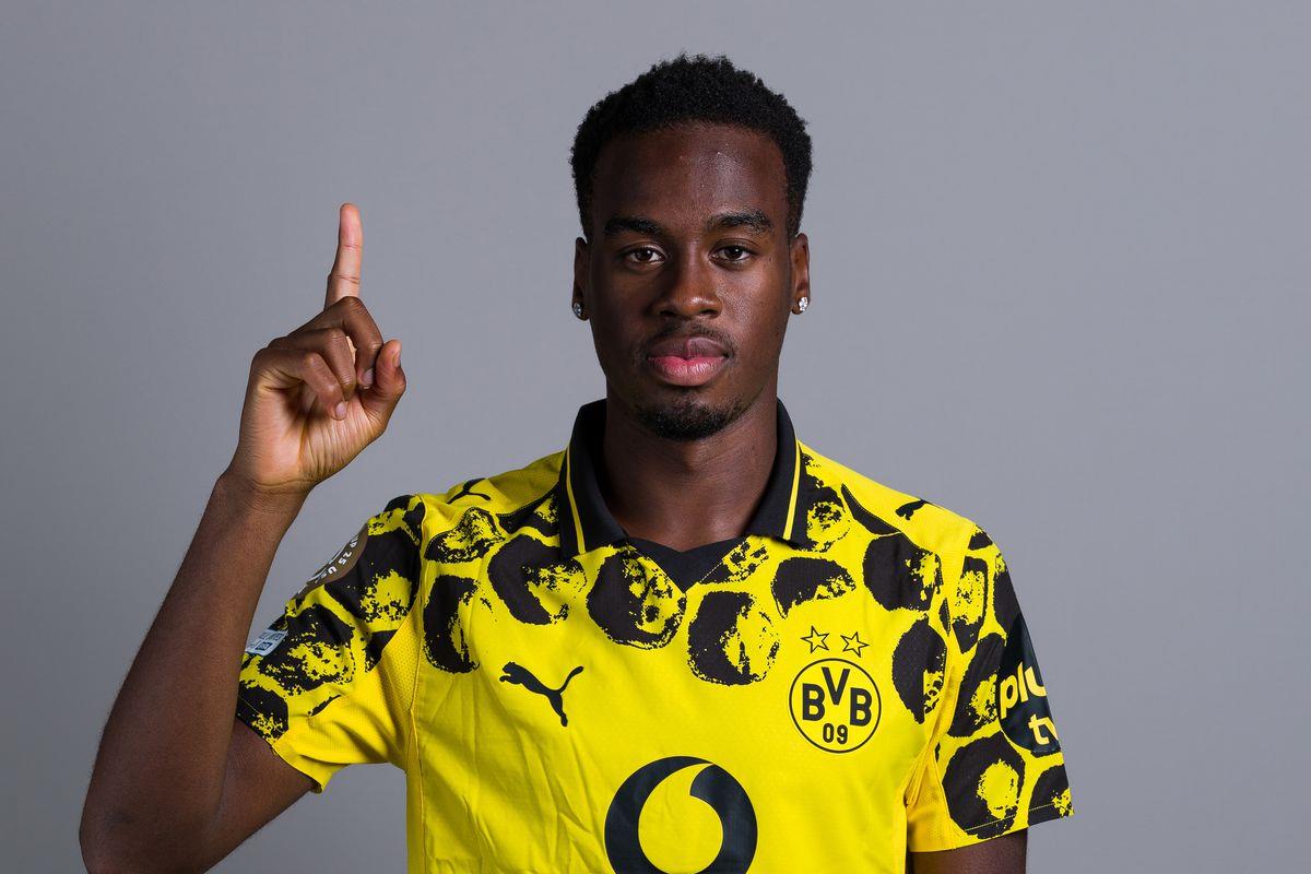 Tin đồn chuyển nhượng hàng ngày: Manchester United và Madrid cạnh tranh vì Martinez, Milan sắp ký hợp đồng với Xhaka