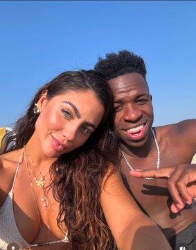 Bạn nghĩ sao về điều này? Vinicius đã đi biển cùng một nhóm người đẹp sau bữa tiệc sinh nhật của mình