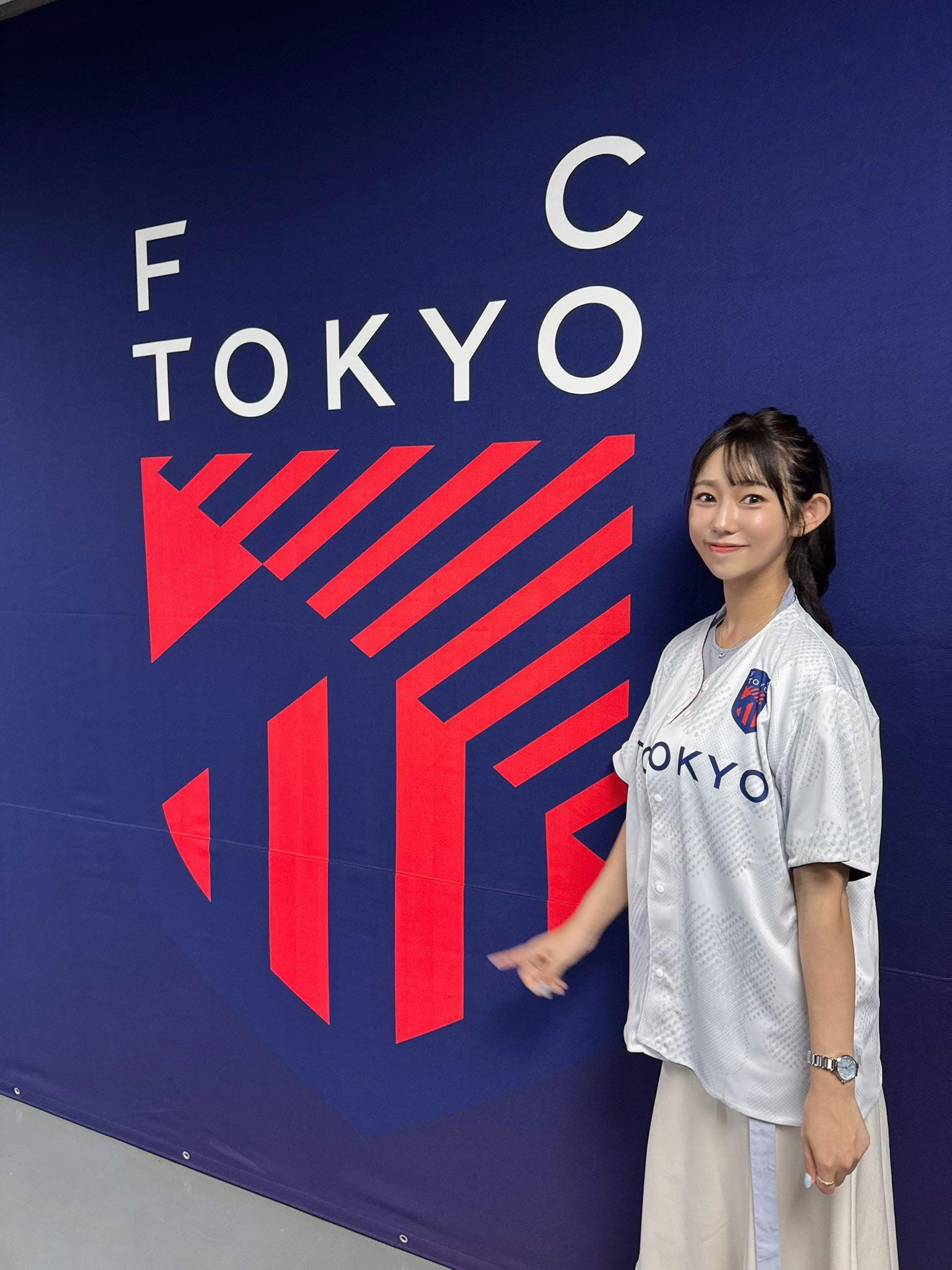 Người mẫu kiêm ca sĩ Horie Seiha là người dẫn chương trình trước trận đấu giữa FC Tokyo và Urawa Red Diamonds