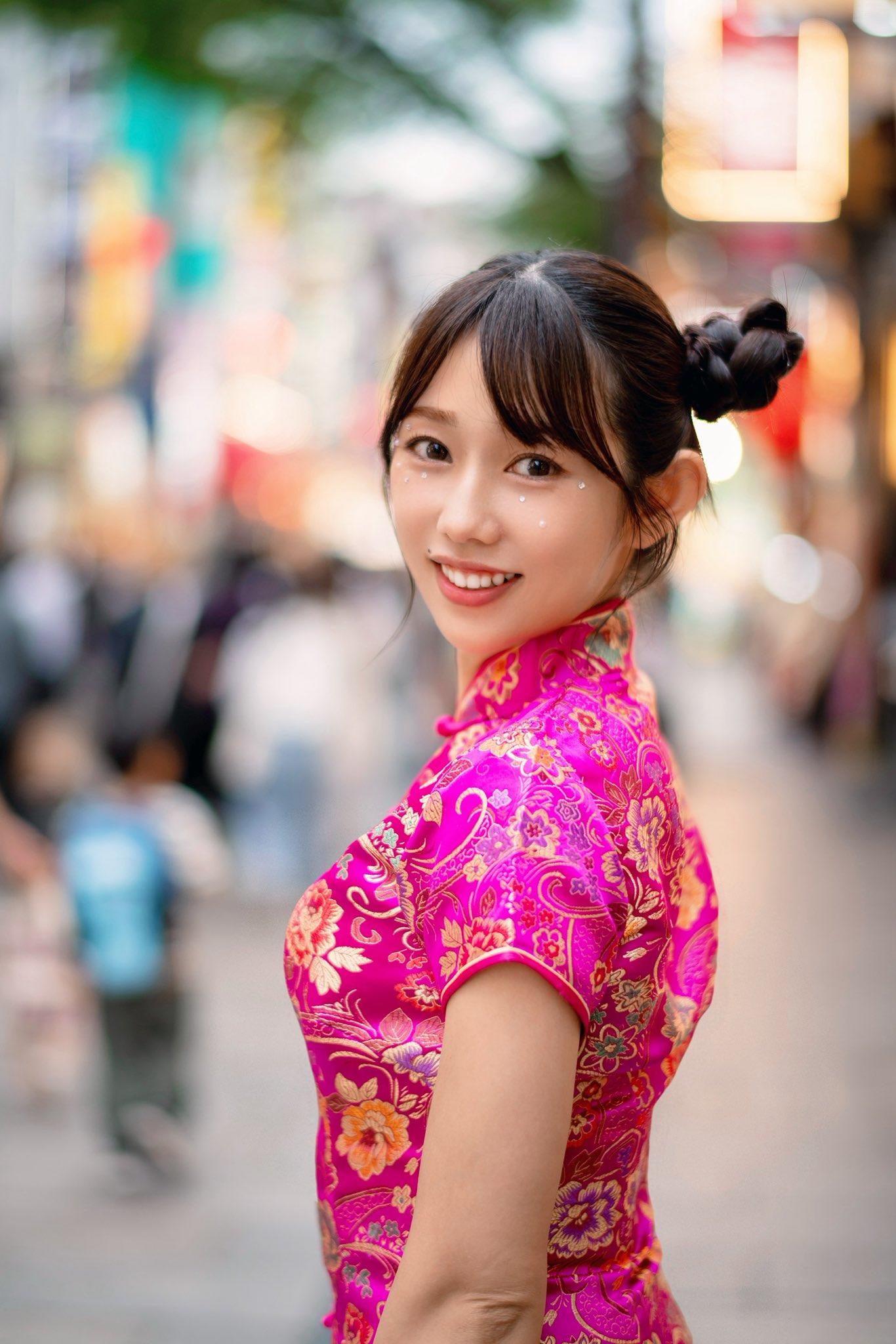 Người mẫu kiêm ca sĩ Horie Seiha là người dẫn chương trình trước trận đấu giữa FC Tokyo và Urawa Red Diamonds