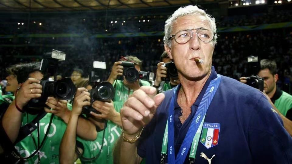 Lippi: Thật tuyệt vời khi được hút xì gà và xem lại World Cup sau khi vô địch. Chúng tôi vô địch nhờ một đội bóng thực thụ.