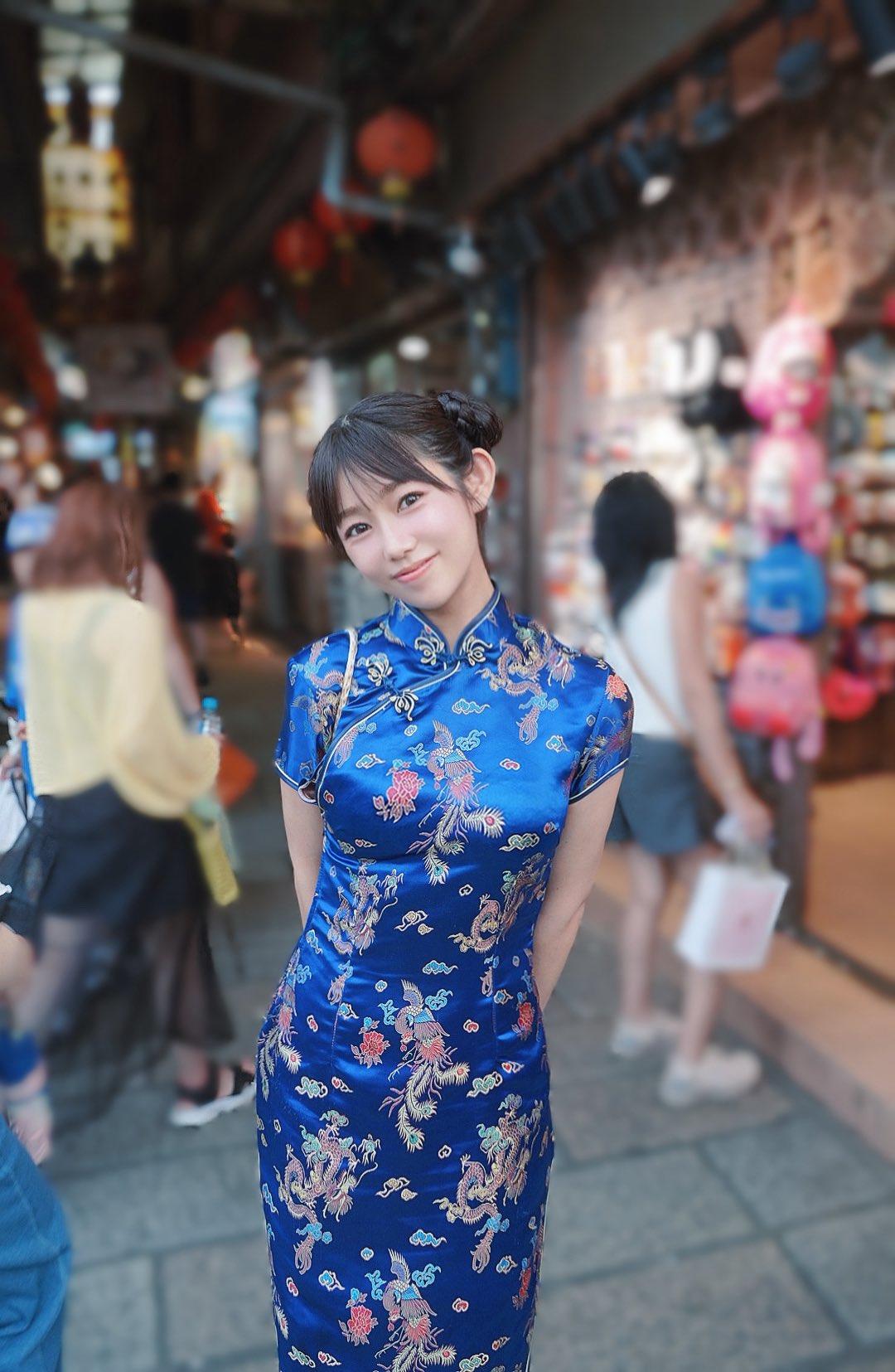 Người mẫu kiêm ca sĩ Horie Seiha là người dẫn chương trình trước trận đấu giữa FC Tokyo và Urawa Red Diamonds