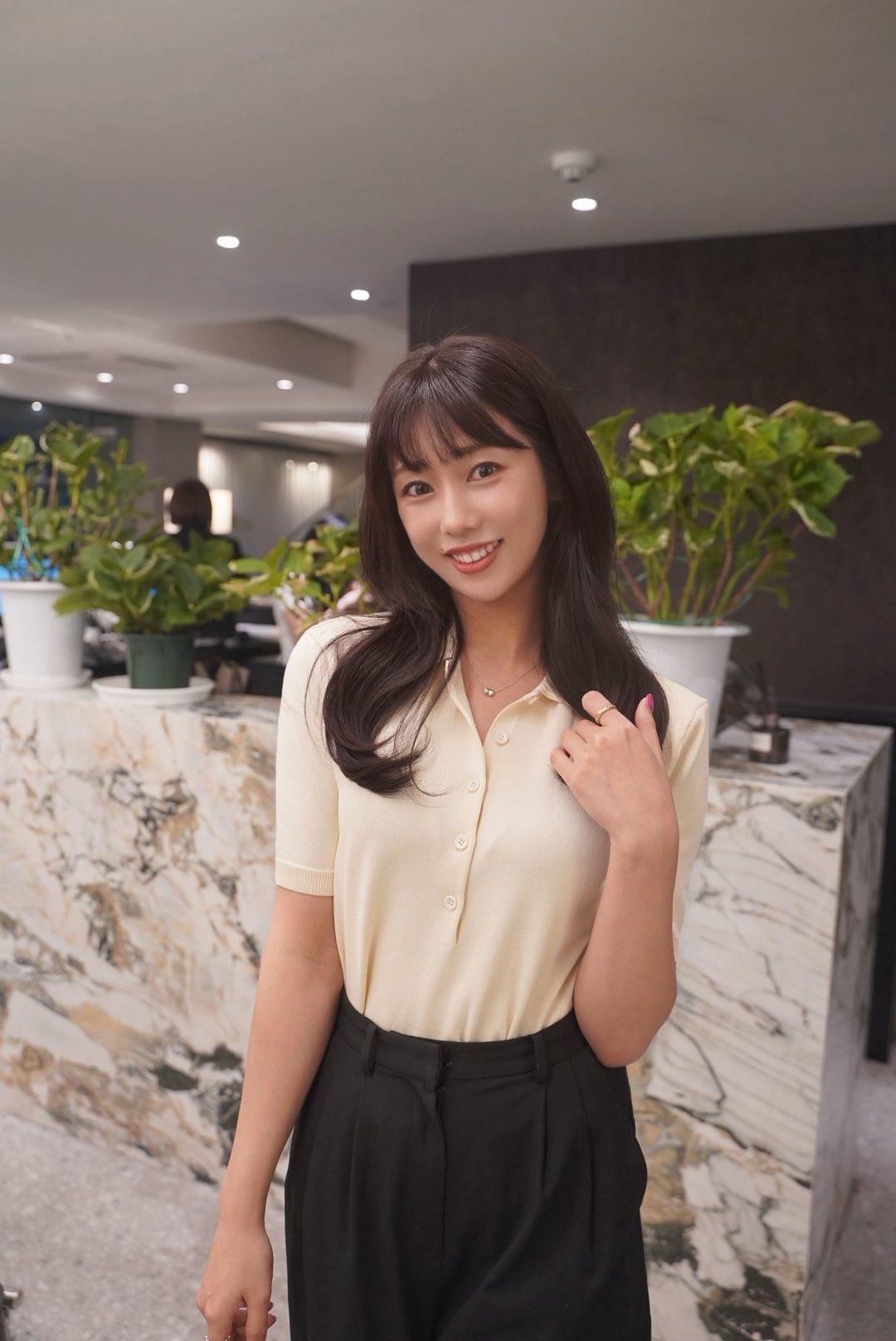 Người mẫu kiêm ca sĩ Horie Seiha là người dẫn chương trình trước trận đấu giữa FC Tokyo và Urawa Red Diamonds