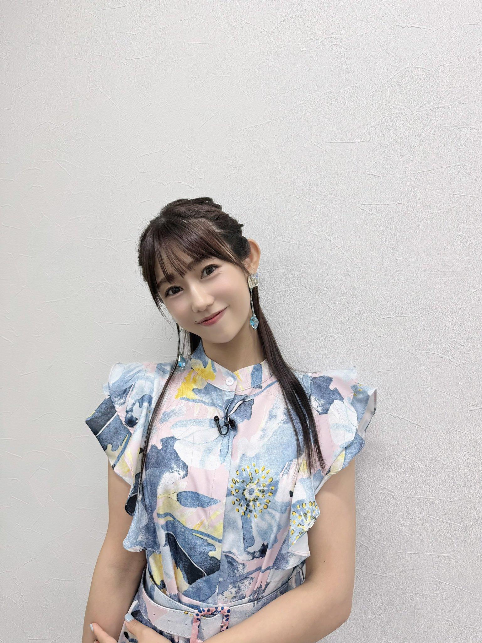 Người mẫu kiêm ca sĩ Horie Seiha là người dẫn chương trình trước trận đấu giữa FC Tokyo và Urawa Red Diamonds