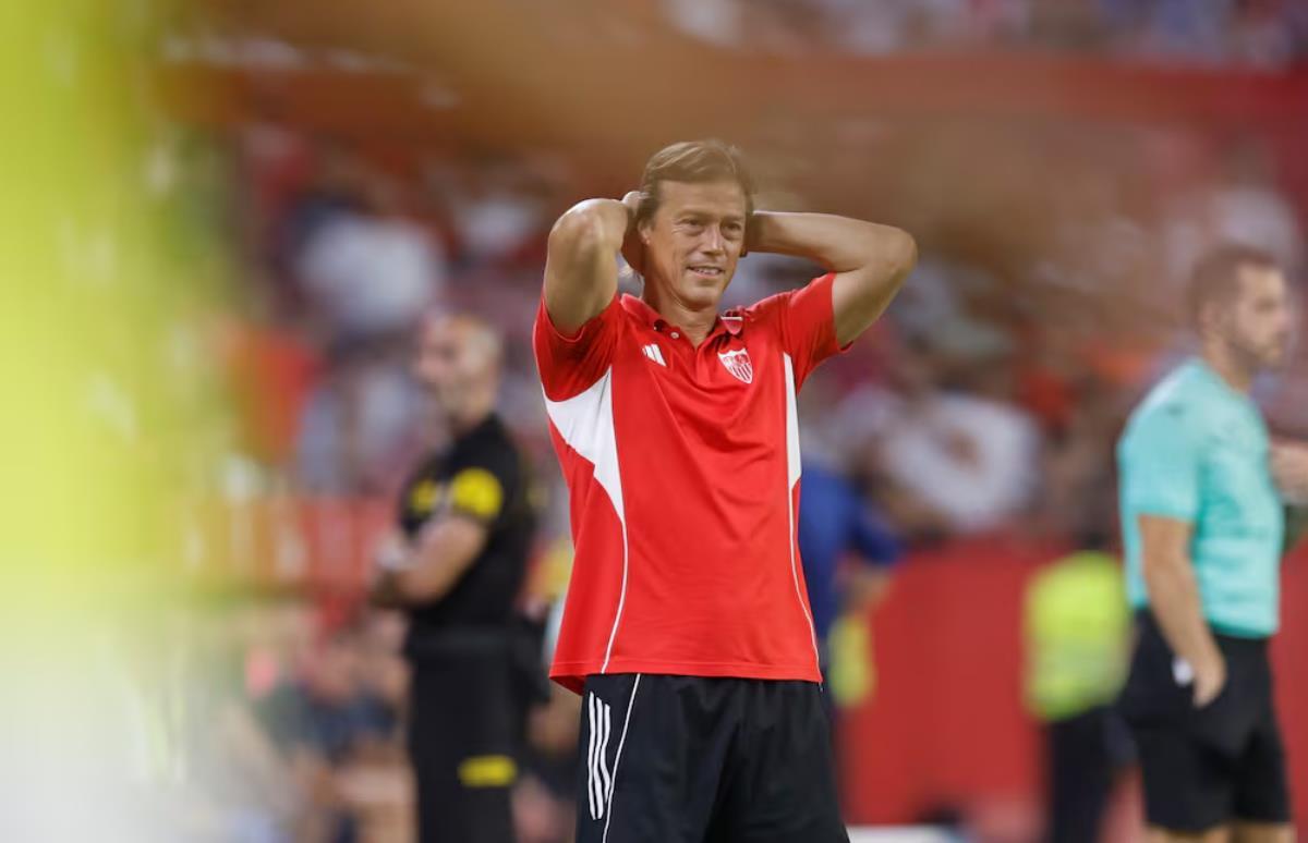 Sevilla hiện không cân nhắc việc đăng ký cầu thủ mới vì chỉ có 12 cầu thủ đội một có thể tham gia giải đấu cuối tuần.