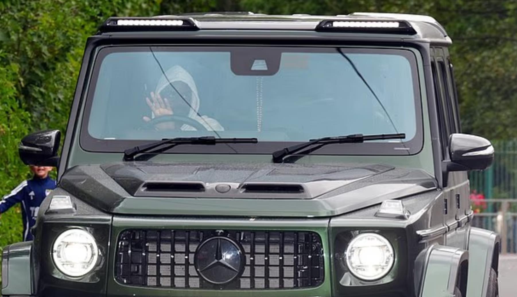 Daily Mail: Isaac được chụp ảnh một mình trên đường đến căn cứ huấn luyện của Newcastle Daily Mail: Isaac được chụp ảnh một mình trên đường đến căn cứ huấn luyện của Newcastle