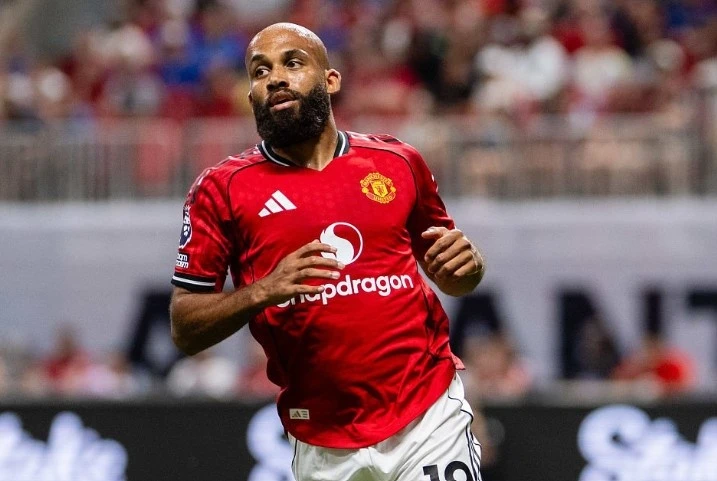 Tờ Manchester Evening News khen ngợi Mbomo: "Anh ấy đã gây ấn tượng mạnh với khán giả ngay trong lần ra mắt và dường như đã hòa nhập vào hệ thống."